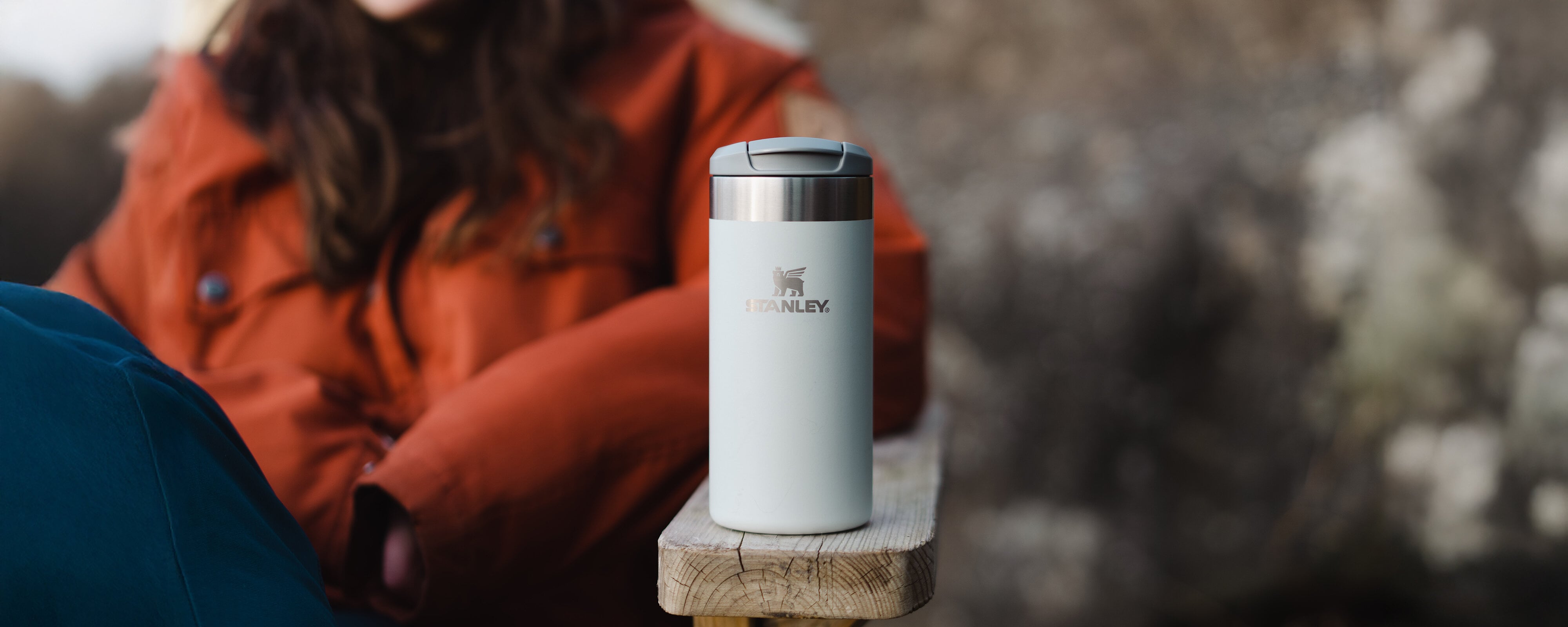 https://www.stanley1913.se/pub_docs/files/Stanley_The-AeroLight™-Transit-Mug-.35L--12oz_Fog-Metallic_Lifestyle_3.jpg