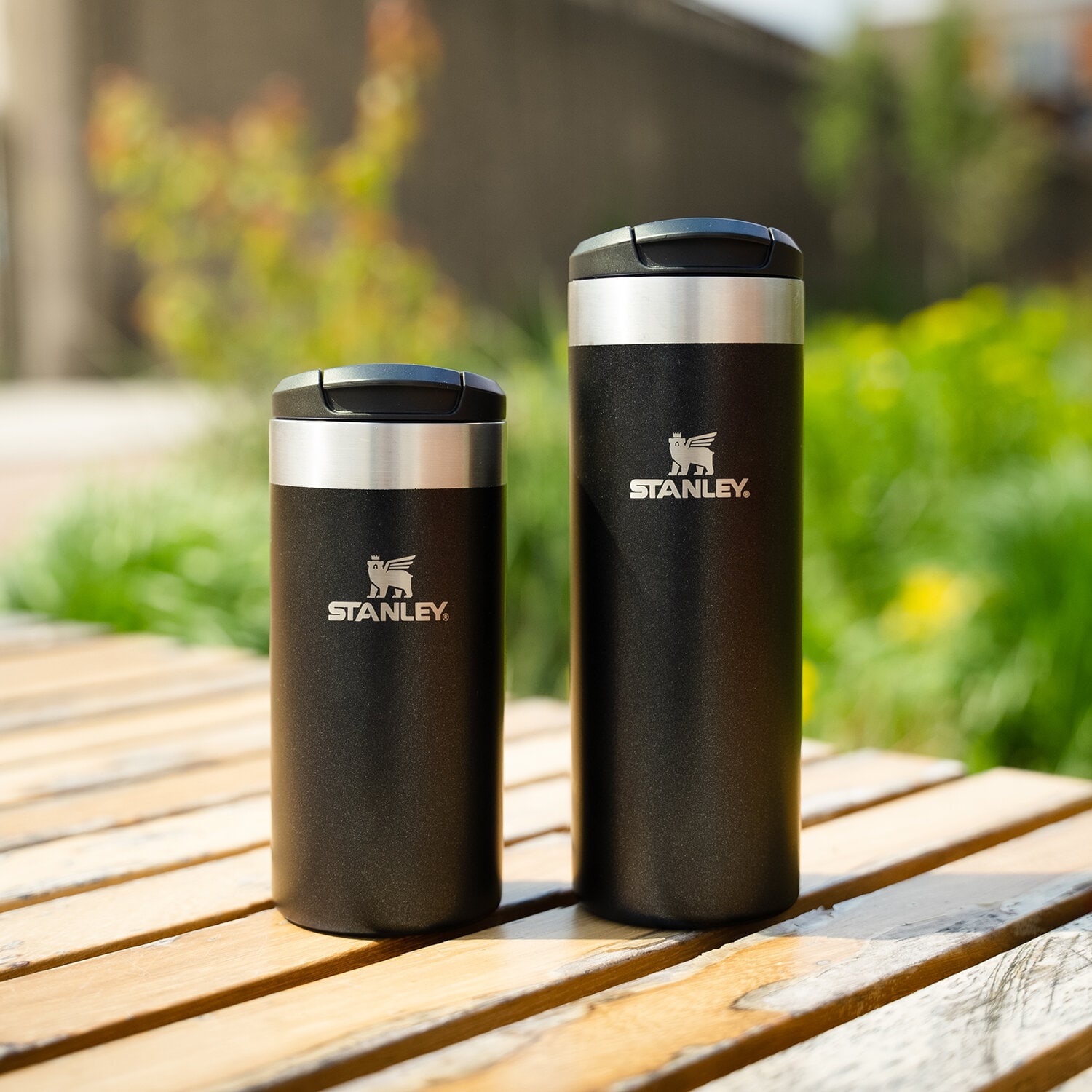 https://www.stanley1913.se/pub_docs/files/Stanley_The-AeroLight™-Transit-Mug-.35L-12oz---.47L--16oz_Black-Metallic_Lifestyle_1.jpg